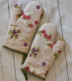 two oven mitts with flowers and leaves on them