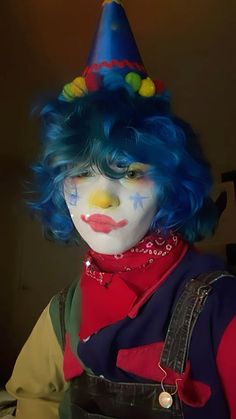 clowncore circus core kidcore Clowncore Hairstyles, How To Make A Clown Hat, Clown Core Clothes, Clowncore Drawing, Clown Bedroom, Clown Fursona, Clowns Aesthetic, Clown Outfit Aesthetic, Clown Core Fashion