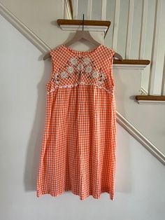 Adorable 1960s Daisy Print Gingham Plaid Dress by Leisure Lovers. Creamsicle orange and white gingham print perfect for summer! Delicate crochet detail across the chest. One pocket in right hip. Back zipper. Made in California. Best for size Medium. 18" chest  34" length 60s Summer Fashion, Modern 60s Fashion, Orange Gingham Dress, Spring Gingham Cotton Vintage Dress, Layered Skirt Outfit, Vintage Gingham Cotton Dress, Fitted Gingham Vintage Cotton Dress, Retro Gingham Mini Dress, Daisy Print Dress