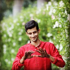 Groom Mehendi Mehandi Poses Photography, Groom Mehndi Design, Indian Wedding Mehndi, Haldi Photoshoot, Indian Bride Poses, Indian Wedding Poses, Mehendi Outfits