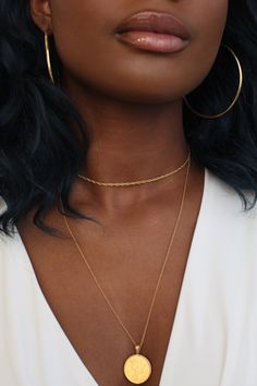 THE SINGLE COIN Necklace Stack I Poc Aesthetic, Gold Inspo, Necklace Stacks, Necklace Stack, Feminine Jewelry, Stacked Necklaces, Gold Aesthetic, Ringe Gold, Classy Jewelry