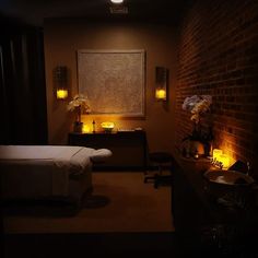 Dark Massage Room Aesthetic, Massage Room Lighting, Dark Massage Room, Thai Massage Room Design, Massage Room Design Luxury, Massage Therapy Studio, Home Massage Room, Massage Decor