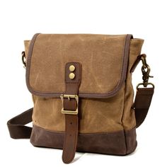 Hier finden Sie kleine Umhängetaschen für Herren. Diese Tasche ist das perfekte Accessoire, um den unkomplizierten Look zu vervollständigen. Alle Gegenstände wie Ihr Mini-Tablet und mehr sind leicht zu erreichen. Cross Body Sling Bag, Vintage Messenger Bag, Small Sling Bag, Everyday Purse, Canvas Messenger Bag, Canvas Crossbody Bag, Vintage Bag, Vintage Canvas, Canvas Shoulder Bag