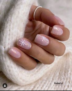 Knitted Nails Winter, Pink And Blue Snowflake Nails, Winter Nails 2023 Trends Snowflake, Winter Nails Snowflake Glitter, Pale Pink Winter Nails, Pink Ice Nails, Winter Nails Light Pink, Light Pink Snowflake Nails, Short Pink Winter Nails