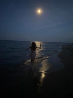 Ocean At Night, Fotografi Vintage, Foto Poses, Night Vibes, Foto Ideas Instagram, Summer Dream, In The Ocean, 인물 사진