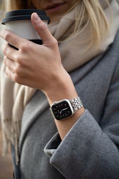 Info: Die Bandlänge von PANOR muss mit einem Werkzeug angepasst werden.Das Werkzeug kann hier bestellt werden Verwandle deine Apple Watch mit dem PANOR Band in ein stilvolles Accessoire. Das aus hochwertigem Edelstahl gefertigte Linkarmband rundet dein Outfit mit Schönheit und Raffinesse ab. Zudem bietet PANOR einen besonders hohen Tragekomfort Das zeitlose Design macht deine Watch zu einem klassischen Blickfänger und lässt sich mit jedem Outfit kombinieren. Erhältlich in verschiedenen Farben, i Apple Watch On Women Wrist, Watch Styling Women, Apple Watch Classy, Best Apple Watch Bands Women, Smart Watch Outfit, Apple Watch On Wrist, Apple Watch Aesthetic Bands, Best Apple Watch Faces, Apple Watch Photography