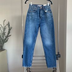 High Waisted Mom Fit Jeans Zara Medium Wash Bottoms For Workwear, Zara Tapered Leg Jeans, Mom Fit Jeans, Jeans Mom, Zara Jeans, Jeans Color, Colored Jeans, Fit Jeans, Jeans Fit