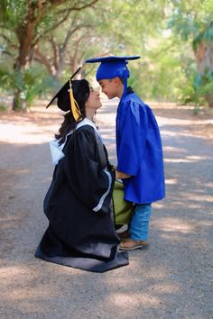 #siblings #graduation Grad Pics With Family, Big Sister Little Sister Graduation Pictures, Sibling Senior Pictures, Graduation Pictures With Siblings, Graduation Photo Ideas With Family, Sibling Graduation Pictures, Graduation Pictures With Kids, 2025 Spiritual, Sis Pictures