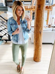 20 Ways To Wear A Denim Jacket - Living in Yellow 65 Degree Weather Outfit Spring, Distressed Denim Jacket Outfit, Outfits With Denim Jacket, Jeans Jacket Outfit, Easy Outfits