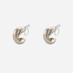 Également disponible en ARGENT
 
Les créoles à clip à trois fils en or offrent un port sûr et confortable. La construction à trois fils se clipse sur l'oreille pour un port ajustable. Parfait pour les soirées ou le style de tous les jours.
MATÉRIAUX
Épais acier inoxydable plaqué or 18 carats avec perles d'eau douce
TAILLE ET POIDS
16 mm de diamètre environ
3,5 g par boucle d'oreille environ.


Aucun piercing requis
Vendu par paire 
Dispose de notre clip en résine signature pour un ajustement ser Modern Metal Huggie Earrings For Formal Occasions, Modern Small Hoop Metal Clip-on Earrings, Modern Metal Clip-on Jewelry, Modern Clip-on Huggie Earrings, Minimalist Metal Huggie Earrings For Formal Occasions, Modern Huggie Hoop Earrings Clip-on, Modern Clip-on Earrings For Everyday Wear, Modern Everyday Clip-on Earrings, Classic Metal Clip-on Earrings Nickel Free