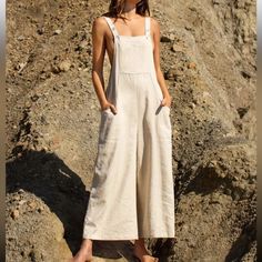 Linen Blend Overalls With Front Patch Pocket Perfect For A Vacation Getaway! High Quality Linen Blend Fabric With Side Pockets, A Front Patch Pocket, And Adjustable Button Straps. Color: Beige Fabric: Linen Blend Sizes: X-Small (2), Small (4), Medium (6) Large (8-10) X-Small- Length 50.2, Bust 33.9, Waist 37.8 Small- Length 50.8, Bust 35.4, Waist 39.4 Large- Length 52.2, Bust 39.4, Waist 43.3 Thank You For Looking! Stylish Overalls, Linen Overalls, Linen Jumpsuit, Orange Fashion, Overalls Women, Shein Style, Dressed Down, Primavera Estate, Jumpsuits For Women