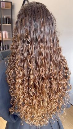 Long Natural Curly Hair, Natural Curly Hair Cuts, Highlights Curly Hair, Brown Curly Hair, Curly Hair Photos, Blonde Curly Hair, Colored Curly Hair, Long Wavy Hair, Curly Hair Care