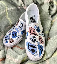 Multicolored smiley faces painted in acrylic paint and sealed against water damage. Trippy Shoes Art, Diy Vans Shoes Paint, White Canvas Shoes Painting, Things To Paint On Shoes Easy, Diy White Vans Design, Shoe Drawing Ideas Vans, Hand Painted Vans Slip On, Vans Shoes Custom Ideas, Custom Shoes Vans Slip On