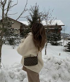 Cute Winter Aesthetic, Bella Hadid Aesthetic, Snow Day Outfit, Winter Instagram, Classy Aesthetic, Snowy Day, Winter Pictures, Outfit Aesthetic