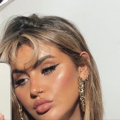 Hairstyles For Lazy Days, Jamie Genevieve, Date Night Makeup, Bleach Blonde Hair, No Heat Hairstyles, Types Of Makeup, Glam Hair, Hair Color Pink