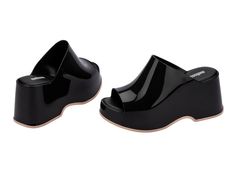 Throwback style meets current trends—that’s just how the Patty rolls. Lightweight and streamlined with a wide strap and a peep toe, these platform mules are true attention seekers, and the contrasting sole detail amps up the cool factor. Made from our revolutionary Melflex® PVC plastic, you enjoy more flexibility and comfort. Plus, they’re 100% recyclable. Punk Love, Punk Movement, Attention Seekers, Platform Mules, Current Trends, Viktor & Rolf, Jelly Shoes, Quirky Design, Kids Sale