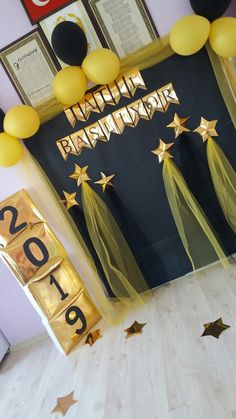 balloons and streamers decorate the entrance to a new year's eve party with gold stars