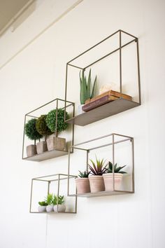 4 sizes of metal shelves hung on a wall with plants and books on them. Summer Deco, Cute Dorm Rooms, Room Transformation, Kitchen Decorating, Decor Guide, Country House Decor, Metal Shelves, Farmhouse Chic, Cool Rooms