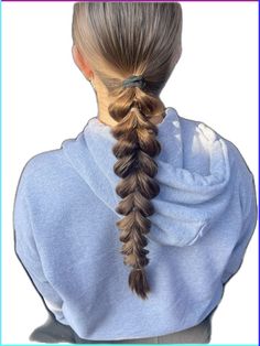 Professional hairstylists share their tips for how to air-dry thick, frizz-prone hair. Click inside to learn more. Graduation Hairstyles Braids, School Hairstyles Long Hair, Frizzy Hair Tips, Braids Curls, Chic Kids, Sport Hair, Kids Graduation, Gym Hairstyles, Graduation Hairstyles