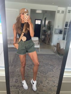 Sporty Mom Outfits, Casual Athletic Outfits, Sports Mom Outfit, Errands Outfit Summer, Hot Mom Outfits, Summer Sports Outfits, Baseball Mom Outfits, Mom Outfits Spring, Comfortable Summer Outfits