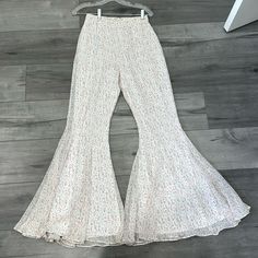 Never Worn Chic White Flare Pants, Chic White Flare Bottoms, Off White Wide Leg Pants For Spring, White Fitted Flare Bottoms, Fitted White Flare Bottoms, White Flare Wide Leg Pants For Spring, Trendy White Flare Bottoms, White Cargo Pants For Spring, Chic Cream Bottoms For Spring