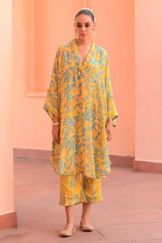 Yellow Printed Kurti Design, Tropical Prints Fashion, Tropical Lagoon, Printed Kurti Designs, Cotton Suit Designs, Tandoori Masala, Kaftan Designs, Latest Dress Design, Trendy Shirt Designs