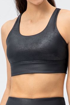 Superkomfortabel - Sports-BHen er laget av 4-veis stretch, fukttransporterende og hurtigtørkende stoff. 77 % nylon og 23 % spandex, som gjør stoffet elastisk og pustende, holder deg kjølig, komfortabel og tørr under trening.

Medium støtte - BH-en bruker stropper på kryss og tvers og elastisk bredbåndskant kan redusere skuldertrykket og gi støtte til bysten din. Det passer best for idretter med lav og medium effekt.

Avtakbare puter - Denne BH innebygde avtagbare puten for praktisk justering.

H Black Sports Bra With Built-in Padding For Gym, Functional Black Sports Bra For Pilates, Black Sports Bra With Built-in Bra For Pilates, Micro-elastic Sports Bra With Built-in Padding For Gym, Breathable Black Sports Bra For Pilates, Black Sports Bra For Pilates With Medium Support, Black Sports Bra With Built-in Bra For Running, Black Sports Bra With Built-in Support, Black Moisture-wicking Compressive Sports Bra