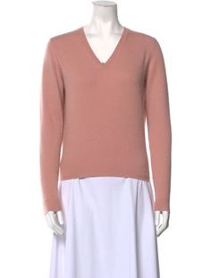 Jil Sander Cashmere SweaterPinkLong Sleeve with V-NeckDesigner Fit: Sweaters by Jil Sander typically fit true to size. Classic Pink Winter Tops, Classic Pink V-neck Top, Jil Sander, V Neck Sweater, Sanders, Vneck Sweater, Neck Sweater, Sweater Outfits, Cashmere