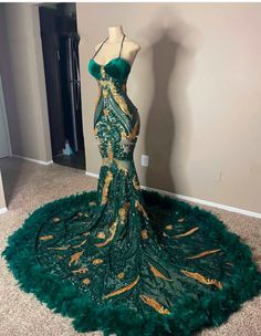 Green And Gold Party, Black Girls Luxury, Green And Gold Dress, Emerald Green Prom Dress, Feather Prom Dress, Gold Party Dress, Lace Prom Dresses, Gorgeous Prom Dresses, Gold Prom Dresses