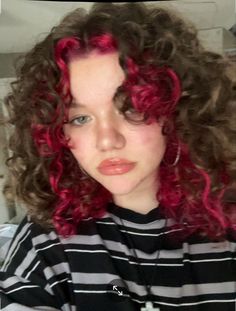 Underdye Hair, Theater Musical, Peekaboo Hair Colors, Dyed Curly Hair, Highlights Curly Hair, Peekaboo Hair, Red Curly Hair, Curly Hair Photos, Dyed Hair Inspiration