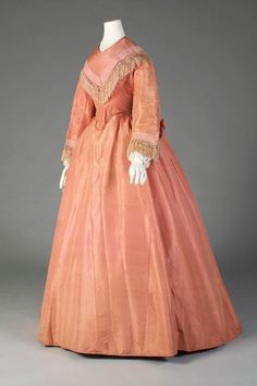 Day dress ca. 1868From the Kent State University Museum on... Vintage Outfits Retro, Kent State University, Kent State, Outfits Retro, Clothes Vintage