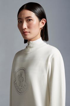 Crafted from the softest cotton jersey, this sweatshirt presents a contemporary take on femininity. The loose fit style is adorned with a crystal logo motif, in a nod to a collection inspired by the concept of light and glimmer. Crystal Logo, Sweatshirts For Women, Sweatshirt White, Logo Sweatshirt, White Crystal, Fit Style, White Sweatshirt, Down Jacket, Fitness Fashion