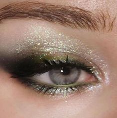 Green Makeup For Wedding, Make Up Ideas For Green Eyes, Green Eyeliner Makeup, Edgy Eyeliner, Stylish Eyeliner, Green Dress Makeup, Eyeliner Tutorials, Eyeliner Techniques