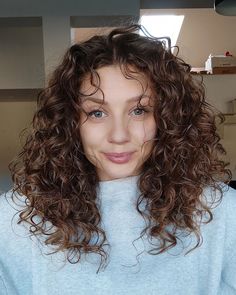 New style for my curls 💕 . 📸 : Via IG curls_by_nina #curlyhairtips #curlyhaired #curlygirly #curlygirlmovement #curlyhair #curlyhairjourney #curlygirlmethod #curlygirlroutine #curlygirlsrock #pretty #natural #naturalcurly #babyliss #photooftheday #instahair #instacurly #girls #curlygirl Short Hairstyles For Older Women, Hairstyles For Older Women, New Short Hairstyles, Short Hair Trends, Short Curls, Hair Trend