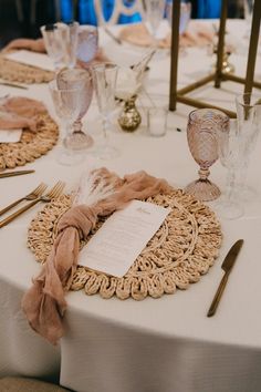 Boho Table Setting with Blush Accents and Woven Chargers Boho Table Setting, Round Table Settings, Wedding Table Place Settings, Wedding Placemats, Round Wedding Tables, Woven Charger, Rustic Glam Wedding, Hacienda Wedding, Boho Table