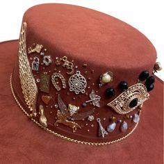 Mexican Handcrafted Boater Hat | La Gitana Ojo Terracotta UNIQUE & HIGHLY detailed Womens wide-brimmed Mexican Artisan wool felt boater hat in Elegant Terracotta color with hand placed faux cristals, faux pearls, & surrounded by a gold-Dipped accessory chain. COMPLETELY made by hand. SIZE See “Size Chart” below, or CLICK HERE DETAILS Sombrero Box Inner-elastic band (comfortable sizing) Boho Hats For Women, Upcycled Hats, Burning Hats, Decorated Hats, Spanish Hat, Diy Hats, Tooled Leather Handbags, Terracotta Color, Upcycle Ideas