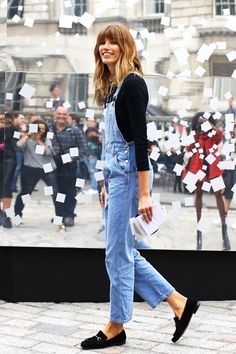 Veronika Heilbrunner // black tee, denim overalls & loafers #style #fashion #bangs #streetstyle | @andwhatelse Suspenders Casual, Veronika Heilbrunner, Denim Suspenders, Distressed Overalls, Moda Denim, Black Tees, Flat Pumps, Denim Dungarees, Black Overalls