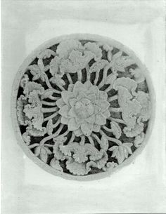 an ornately decorated ceiling with flowers and leaves on the top, is shown in black and white