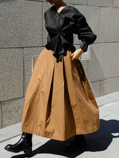 Fall Pleated Maxi Skirt For Day Out, Black A Line Skirt Outfit, Edgy Corporate Fashion, T Shirt With Skirt, Minimalist Dressing, Black Cotton Skirt, Edgy Classic, Linen Style Fashion, Stile Casual Chic