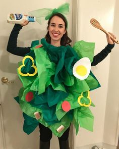 woman holding salad dressing Salad Costume, Salad Caesar, Diy Fantasia, Church Halloween, Makeup Zombie, Halloween Parejas, Green Tissue Paper, Food Costumes