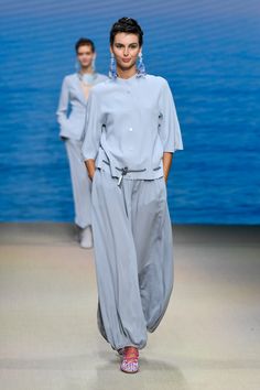 Giorgio Armani RTW Spring 2022 [PHOTOS] – WWD Armani Collection, Look Plus Size, Amazing Fashion, Wardrobe Inspiration, 2022 Fashion, Moda Vintage, Couture Fashion, Giorgio Armani, Look Fashion