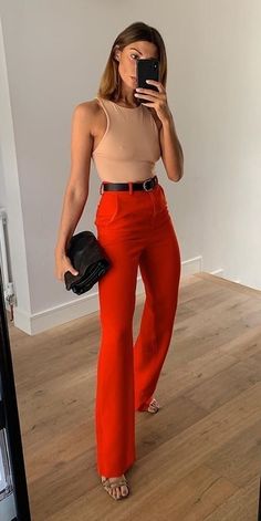 Fall Red Pants Outfit, Saleswoman Outfit, Red Denim Outfit, Red Trousers Outfit, Outfit Pantalon Rojo, Red Pants Outfit, Elegantes Outfit Damen, Chic Work Outfits Women, Work Outfits Women Office