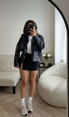 [PaidAd] 43 Casual Night Out Outfit Recommendations You Need To Know This Winter #casualnightoutoutfit Diy Vetement, Neue Outfits, Leather Jacket Outfits, Miniskirt Outfits, School Looks