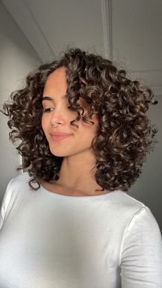 3b Curly Hair Cuts Short, Deva Haircut Curly, Haircuts For Curly Hair Natural Curls Short Layers, Shoulder Length 3b Hair, Cado Cut For Curly Hair, Short Round Curly Haircut, Curly Hair Cuts Short Layers, Short Haircut Ideas For Curly Hair, Layered Bob Curly Hair