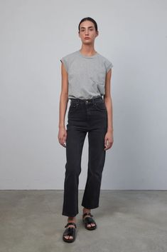 This is our Plein Relaxed Straight, a relaxed straight with a high waist. A silhouette with some ease, that we wear cuffed or straight. Black Straight Leg Jeans Outfit, Jeans Outfit Summer, Black Jeans Outfit, Twill Weave, Button Top, Soft Black, Jean Outfits, Vintage Denim, Straight Jeans