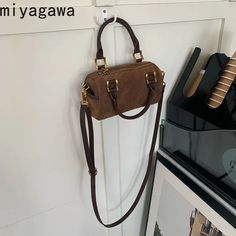 SPECIFICATIONSBrand Name: miyagawaHandbags Type: Shoulder BagsTypes of bags: Shoulder & HandbagsMain Material: POLYESTERLining Material: POLYESTERShape: PillowPlace Of Origin: HE BEI ProvincePlace Of Origin: HE BEI ?ProvinceOrigin: Mainland ChinaCN: AnhuiHardness: SOFTPattern Type: SolidInterior: Interior CompartmentDecoration: noneExterior: Silt PocketOccasion: VersatileClosure Type: zipperGender: WOMENStyle: vintageModel Number: 6A529Number of Handles/Straps: Three Retro Purse, Bag Pillow, Pillow Bag, Simple Retro, Vintage Suede, Luxury Women Fashion, Wedding Bag, Retro Women, Casual Tote