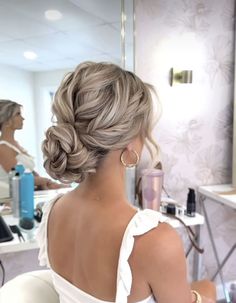 Jul 15, 2023 - This Pin was discovered by Camila Villarreal. Discover (and save!) your own Pins on Pinterest Tuns Bob Lung, Bride Hairstyles Updo, Bridesmaid Hair Inspo, Bridemaids Hairstyles, Wedding Hair Up, Guest Hair, Bridesmaid Hair Makeup, Bridal Hair Updo, Wedding Guest Hairstyles