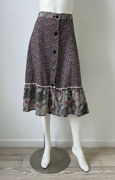 Vintage 1970s mixed floral midi skirt. Buttons up the front, ruffed hem, attached tie belt, fabric feels like a cotton/poly blend, no labels, fits like a medium but can be tied smaller. Excellent vintage condition. Please message me with any questions.  Measurements waist 28 hip 41 length 28.5 I am more than happy to provide additional pictures!! I do keep my inventory offsite, so it may take a couple of days. :) Feel free to message me with any questions and please read my policies before commi 70s Skirt Outfit Vintage, 70s Skirt Outfit, 1970s Skirt, 70s Skirt, Fashion 70s, Outfit Vintage, 80s Outfit, Skirt Medium, Floral Midi Skirt