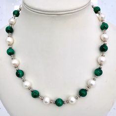 Green And White Pearls Necklace, Pearl And Green Beads Necklace, Green And Pearl Necklace, Green Pearl Necklace, Diy Earrings Materials, Crystal Heart Necklace, Malachite Necklace, Pearl Jewelry Design, Beaded Jewelry Necklaces