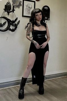 Alien Beauty, Current Joys, Goth Babe, Winter Goth, Billionaire Homes, Dark Beauty Fashion, Fire Clothes, Afro Punk Fashion